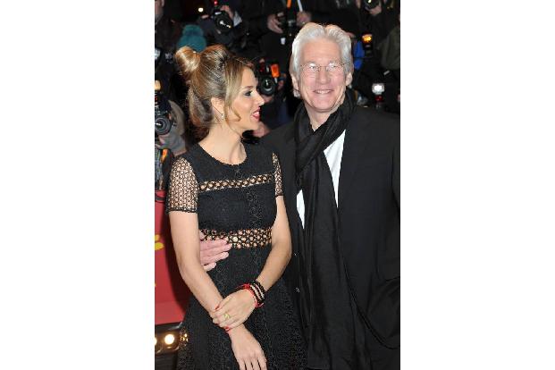 ...ist die Beziehung von Richard Gere und Alejandra Silva: Sie war noch nicht einmal geboren, als er seine ersten Filme dreh...