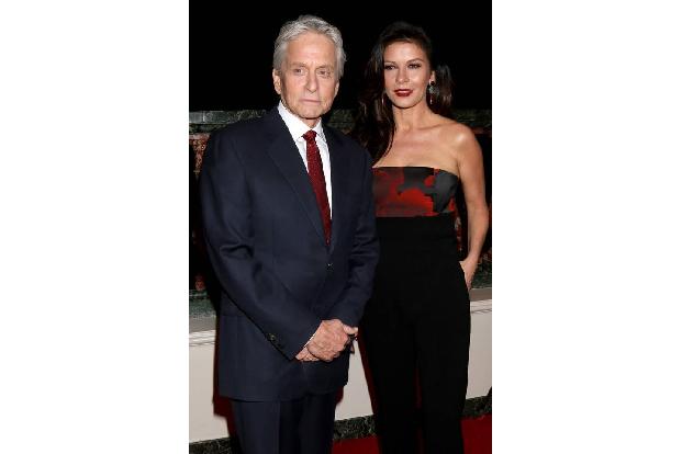 ...Michael Douglas und Catherine Zeta-Jones mithalten. Sie ist 47, er 72, doch die Liebe der zwei Hollywoodgrößen ist seit J...