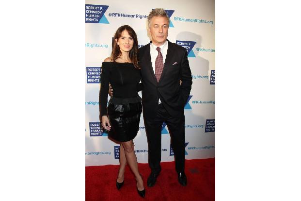 ...liegt zwischen Alec und Hilaria Baldwin, genauer gesagt 25 Jahre. Hat aber anscheinend nicht geschadet, das Paar hat drei...