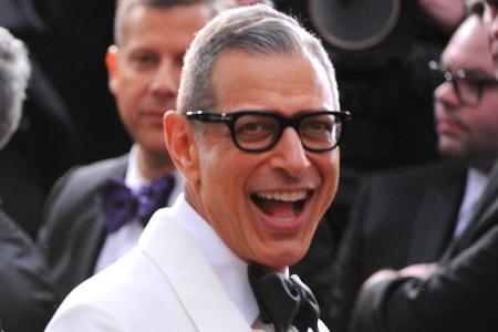 Jeff Goldblum treibt es auch mit seinen 62 Jahren noch so bunt wie eh und je. Das bewies der Mime zuletzt nicht nur im farbe...