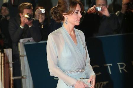 Wenn James Bond ruft, folgen auch die Royals. Zur Wenn James Bond ruft, folgen auch die Royals. Zur