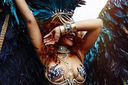 Trotz eingeschränkter Bewegungsfreiheit durch die riesigen Federflügel: Rihanna feierte und tanzte was das Zeug hielt