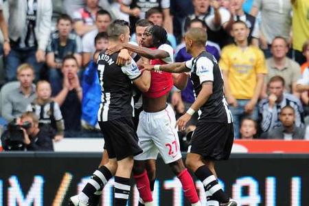 ... im Spiel Newcastle gegen Arsenal flogen zwischen Barton und Gervinho die Fäuste. Nach einer Schlägerei mit eigenen Fans ...