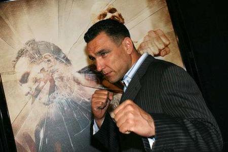 Nach seiner Fußballkarriere wandte sich Vinnie Jones erfolgreich der Schauspielerei zu und wirkte in bekannten Filmen wie Sn...