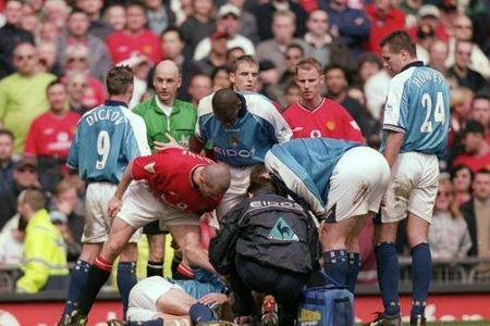 Zurück auf die Insel: 13 Rote Karten sah Roy Keane im Laufe seiner Karriere, eine davon für ein häßliches Foul an Alf-Inge H...