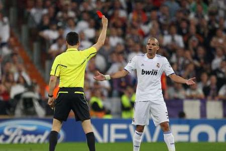 Ebenso unberechenbar wie Roy Keane ist Pepe, der in Diensten von Real Madrid sein Unwesen treibt und Platzverweise sammelt w...