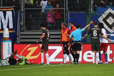 In der Bundesliga fiel Paolo Guerrero (re.) schon mehrfach negativ auf. Im Frühjahr 2010 warf der HSV-Stürmer einem Fan eine...