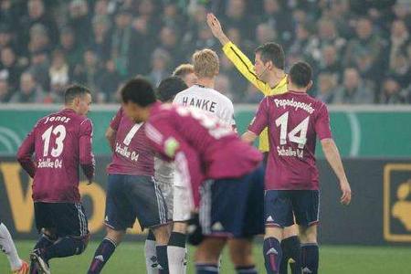 Ebenfalls acht Wochen gab es für Schalkes Enfant terrible. Den maladen Zeh von Reus im Blick, schleicht Jones (li.) im DFB-P...