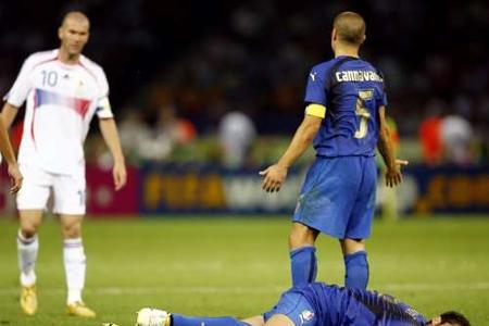 Wer ist hier der Bad Guy? Marco Materazzi provoziert Zinedine Zidane im WM-Finale 2006 bis dieser die Nerven verliert und de...