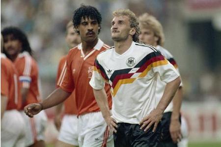 Legendäre Typen, legendäre Szene und legendäre Frisuren: Frank Rijkaard und Rudi Völler dürfen in einer 'haarigen' Diashow n...