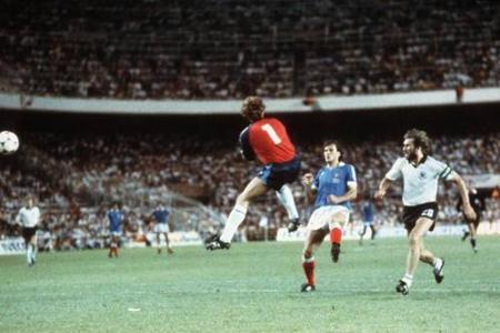 Das WM-Halbfinale 1982 zwischen der Bundesrepublik und Frankreich ist vor allem wegen der brutalen Attacke von Toni Schumach...