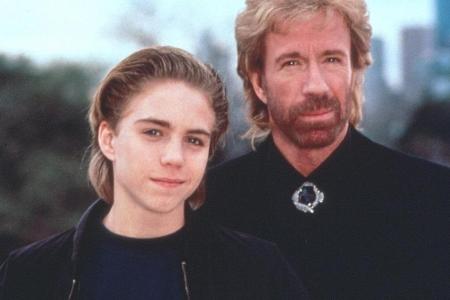 Jonathan Brandis (l.) an der Seite von Chuck Norris in 