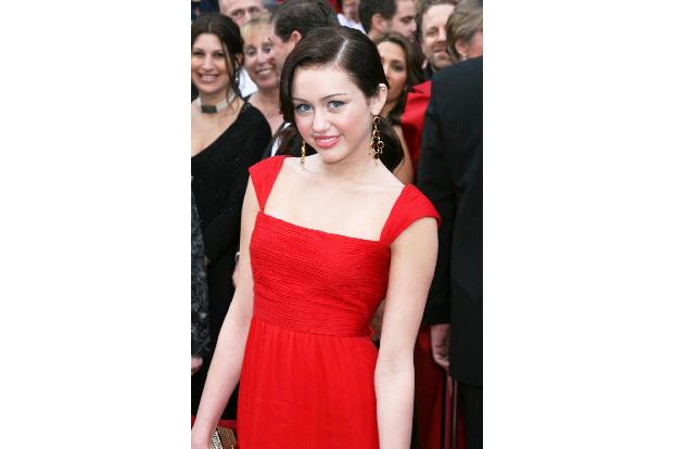 08 Miley Cyrus Nikki Nelson WENN wenn5094977.jpg