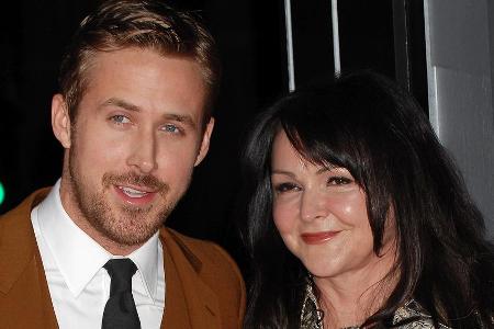Egal, wie berühmt diese Stars auch sein mögen, ohne Mama geht bei den meisten von ihnen gar nichts. So auch bei Ryan Gosling... Egal, wie berühmt diese Stars auch sein mögen, ohne Mama geht bei den meisten von ihnen gar nichts. So auch bei Ryan Gosling...