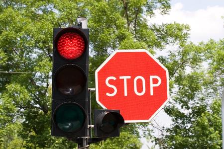 Rote Ampel und Stoppschild