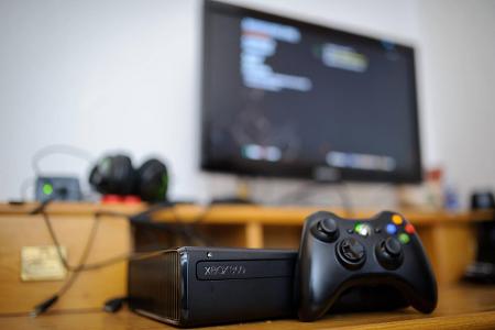 Eine Xbox 360 S mit Controller, aufgenommen am 06.01.2015 in...