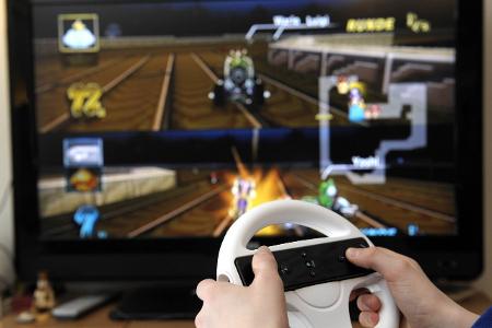 Spielenachmittag an der Wii Konsole von Nintendo. Mit dem Le...