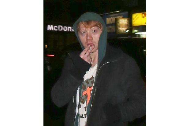 ...Hochprozentiges und Zigaretten hatte auch Rupert Grint. Nach einer durchzechten Nacht mit einigen Freunden in einem Londo...