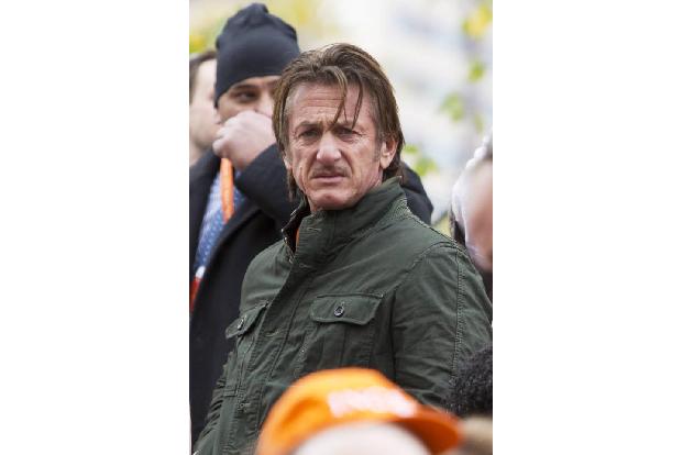 ...sondern auch äußerst grimmig, guckt Hollywood-Star Sean Penn. Mannomann, hat der zugeschwollene Augen, eingefallene Wange...