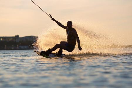 Abkühlung gibt es auch beim Wasserski, oder der etwas neueren Variante, dem Wakeboarden. Zwar sind hier vor allem Technik un...