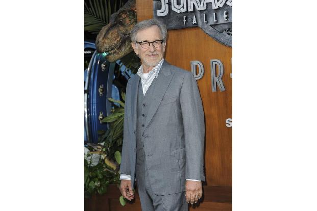 Von 1995-1999 war Regisseur Steven Spielberg Inhaber des 'Dive!'-Restaurants in Los Angeles, das in der Form eines neongelbe...