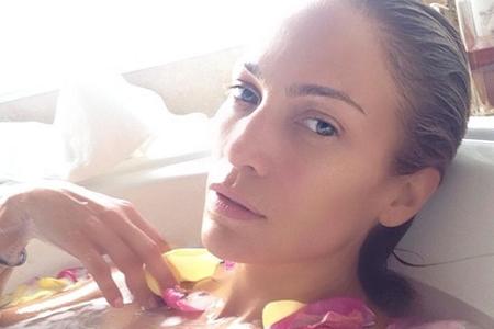 Jennifer Lopez entspannt natürlich schön in der Badewanne
