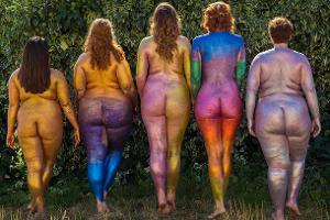 "Positively Glittered": Diese Frauen zeigen sich nur mit Glitzer bedeckt