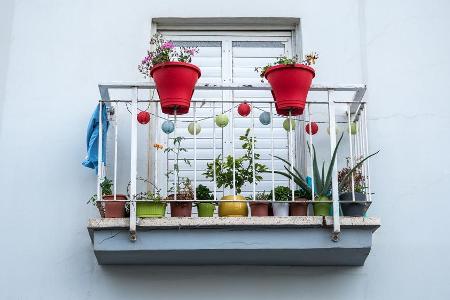 Mit Balkon-Accessoires in den richtigen Farben erzeugen Sie Stimmung
