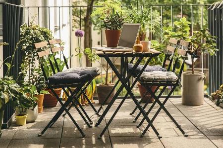 Welche Sitzmöbel auf den Balkon kommen, hängt von der Himmelsrichtung ab