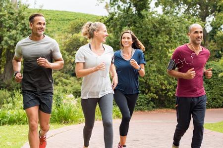 Motivation ist alles: Um dem Training treu zu bleiben, sollte man es attraktiver gestalten, indem man sich einer Laufgruppe ...