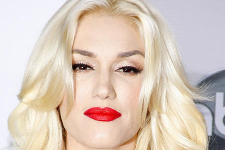 Roter Lippenstift, wie ihn etwa Gwen Stefani trägt, fällt auf! Deshalb ist es umso wichtiger, dass die Farbe nicht verblasst... Roter Lippenstift, wie ihn etwa Gwen Stefani trägt, fällt auf! Deshalb ist es umso wichtiger, dass die Farbe nicht verblasst...