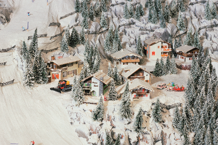 PNGalpen-dorf-pistenraupe-bearbeitet.png