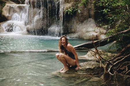Frau am Wasser sitzend Frau am Wasser sitzend