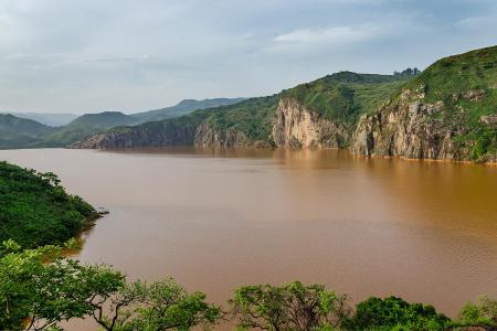 Nyos-See, Kamerun: Dieses Gewässer hat es in sich, denn es liegt in einem Vulkankrater. 1986 traten urplötzlich große Mengen Kohlenstoffdioxid aus dem See aus und töteten 1700 Anwohner sowie viele Tiere. 