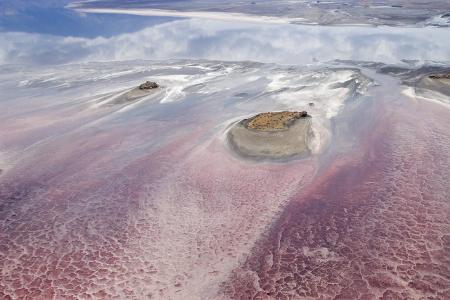 Natronsee, Tansania: Diesen See sollte man nur ansehen, nicht zum Baden nutzen. Die Temperatur des extrem alkalischen Wassers kann bis zu 60 Grad Celsius ansteigen! Immer wieder erstarren hier Vögel und andere Tiere zu Salz. 