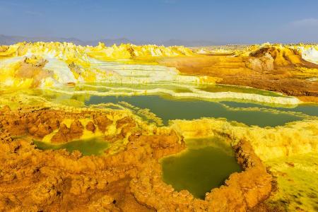 Danakil-Senke, Äthiopien: Lass Dich nicht von den tollen Farben täuschen. Die Danakil-Wüste gehört zu den heißesten und trockensten Orten der Welt. Bodentemperaturen von bis zu 70 Grad Celsius sind keine Seltenheit. Außerdem gibt es hier fast keinen atembaren Sauerstoff, die Luft ist mit giftigem Schwefelgas gefüllt und es drohen Vulkanausbrüche sowie Entführungen und Raubüberfälle in der Region. 