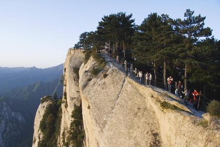 Huà Shān, China: Der Berg gehört zu den fünf heiligen Bergen der Provinz Shaanxi und bietet wunderschöne Ausblicke. Wer sie genießen will, muss jedoch oft mörderische Wege mit gefährlichen Treppen und fast senkrechten Aufstiegen in Kauf nehmen. 