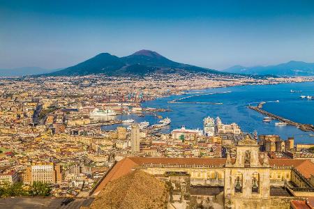 Neapel, Italien: Der Vesuv hat Pompeji zerstört und brach 1944 zuletzt aus. Experten gehen davon aus, dass der Vulkan, dessen Umgebung dicht besiedelt ist, jederzeit wieder erwachen könnte. Für Millionen Menschen könnte das ein Todesurteil sein. Aktuell (2025) ist Neapel jedoch nicht akut gefährdet – der Vesuv ist ruhig.
