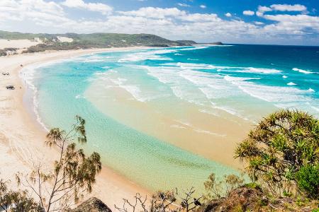 Fraser Island, Australien: Wunderschön ist Fraser Island durchaus. Aber die Idylle mit dem glasklaren Wasser ist brandgefährlich. Neben Haien und tödlichen Quallen muss man hier mit starken Strömungen und sogar mit Krokodilen rechnen.