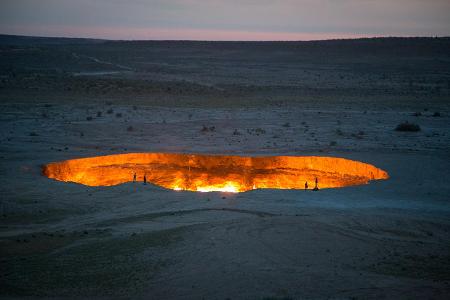 Tor zur Hölle, Turkmenistan: Der Krater von Derweze liegt in der Wüste Karakum und entstand 1971 bei der Suche nach Gasvorkommen. Seitdem strömt das Gas aus dem 70 Meter großen 