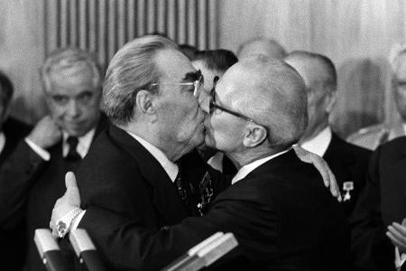Bruderkuss_Sven Simon.jpg