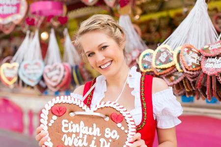 Blonde Frau im Dirndl auf dem Oktoberfest Blonde Frau im Dirndl auf dem Oktoberfest