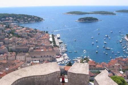 Blick von der Festung auf den Hafen von Hvar (Kroatien)
