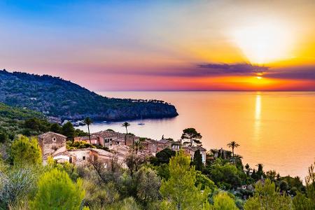 Die Baleareninsel Mallorca: Gut 850.000 Einwohner, mediterrane Küche, tolle Strände, verschlafene Ortschaften. Klingt eigent... Die Baleareninsel Mallorca: Gut 850.000 Einwohner, mediterrane Küche, tolle Strände, verschlafene Ortschaften. Klingt eigent...