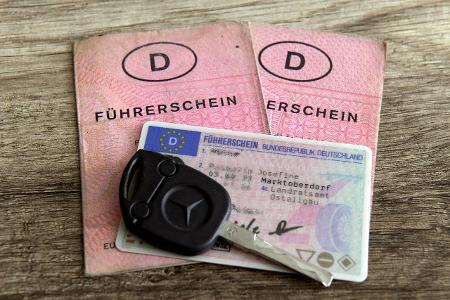 25.02.2019, F�hrerscheine liegen auf dem Tisch, Neue EU-Vero... 25.02.2019, F�hrerscheine liegen auf dem Tisch, Neue EU-Vero...
