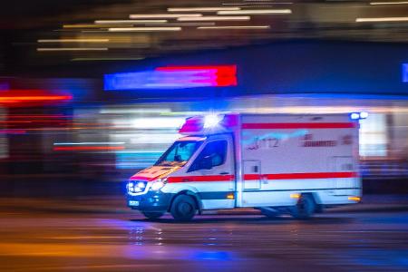 Rettungswagen der Johanniter mit Blaulicht auf Sonderfahrt 0... Rettungswagen der Johanniter mit Blaulicht auf Sonderfahrt 0...