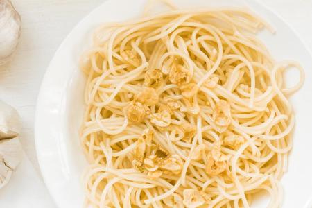 Auch Trocken-Nudeln kommen vollkommen ohne Ei aus und bestehen nur aus Hartweizengrieß und Wasser. Die typisch italienischen...
