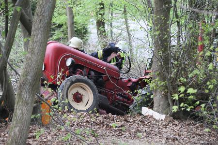 Arbeitsunfall mit rotem Porsche-Traktor Arbeitsunfall mit rotem Porsche-Traktor