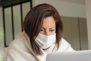 Viele Menschen müssen derzeit wegen der Corona-Krise aus dem Homeoffice arbeiten