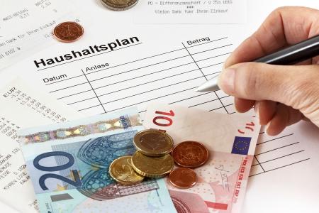 Sparen – für die einen ein Muss, für andere ein Weg zum Ziel. Lesen Sie: 10 Spar-Tipps. Sparen – für die einen ein Muss, für andere ein Weg zum Ziel. Lesen Sie: 10 Spar-Tipps.